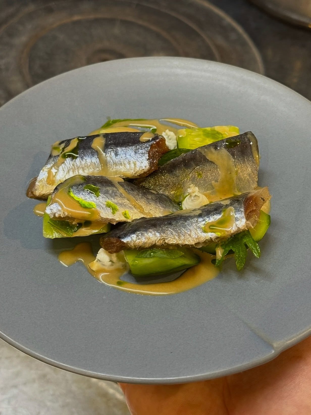 Assiette de poisson et légumes servie au restaurant Elmer à Paris