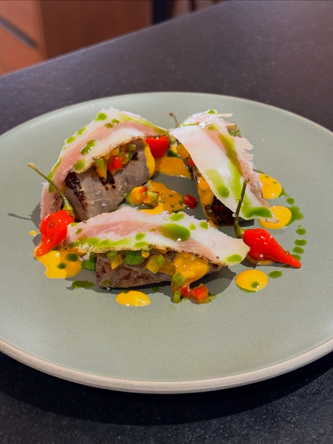 Assiette de viande, légumes et condiments servie au restaurant Elmer à Paris