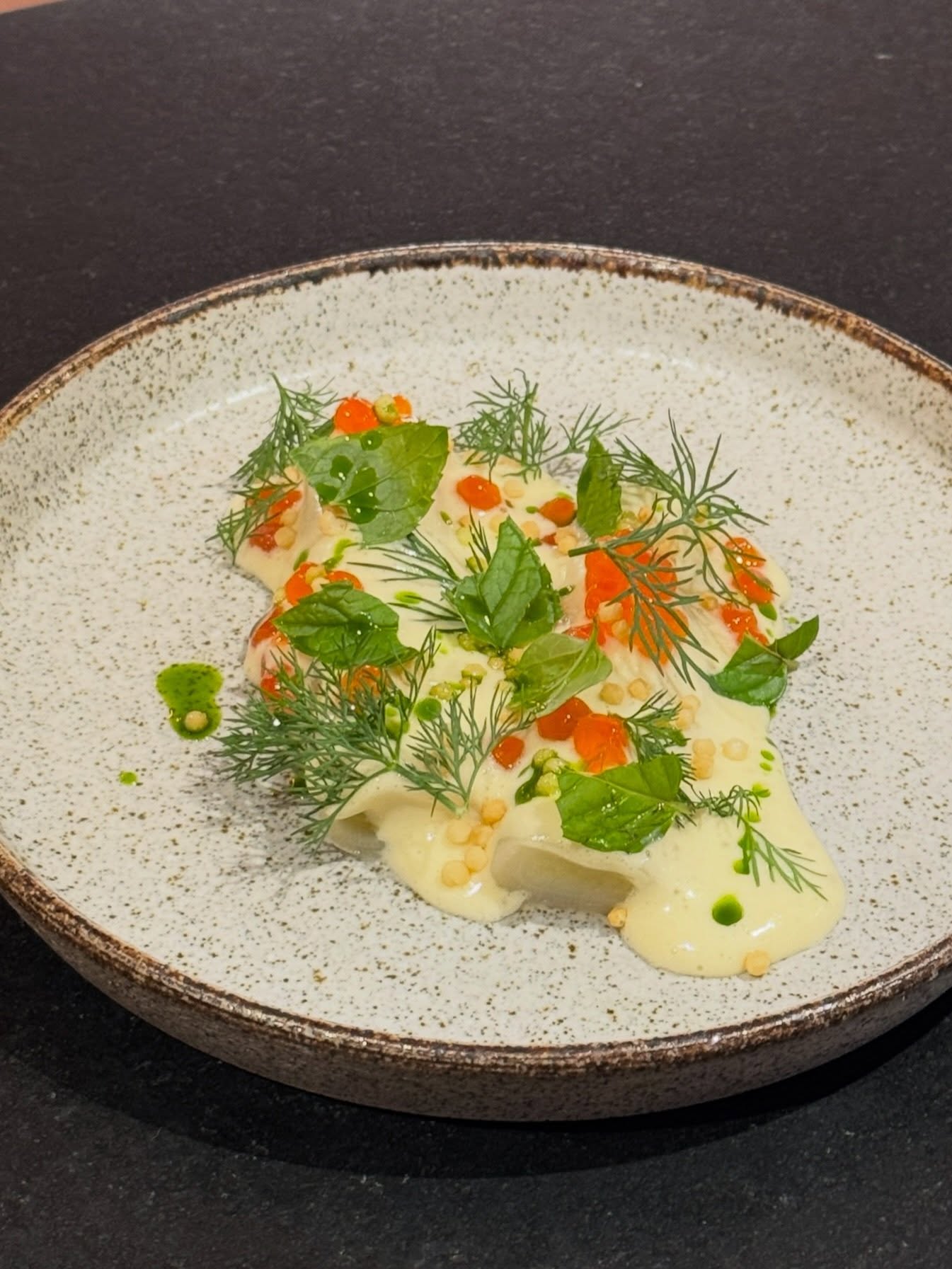 Assiette gastronomique aux herbes fraîches servie au restaurant Elmer à Paris