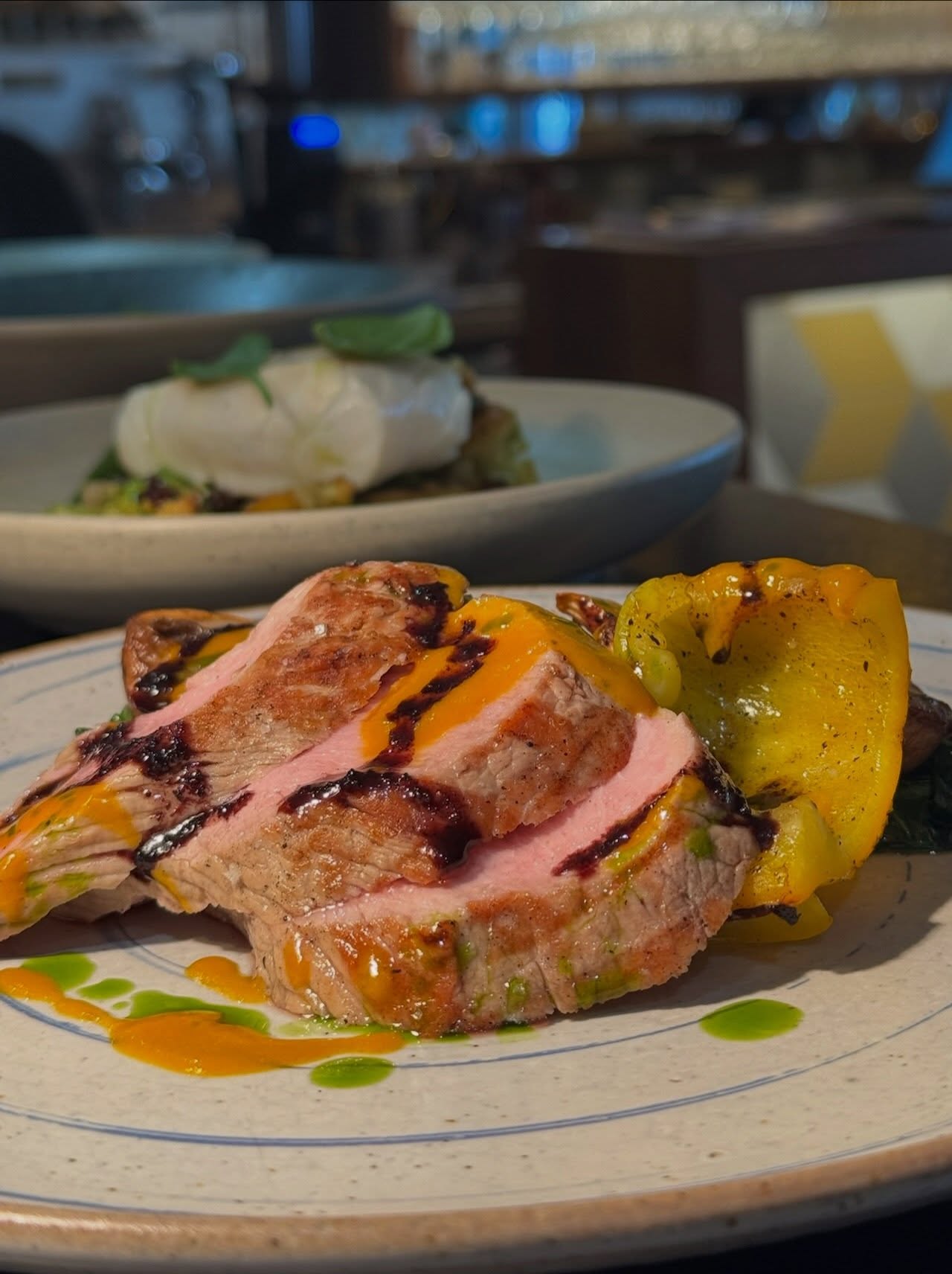 Plat de viande grillée accompagné de légumes au restaurant Elmer à Paris