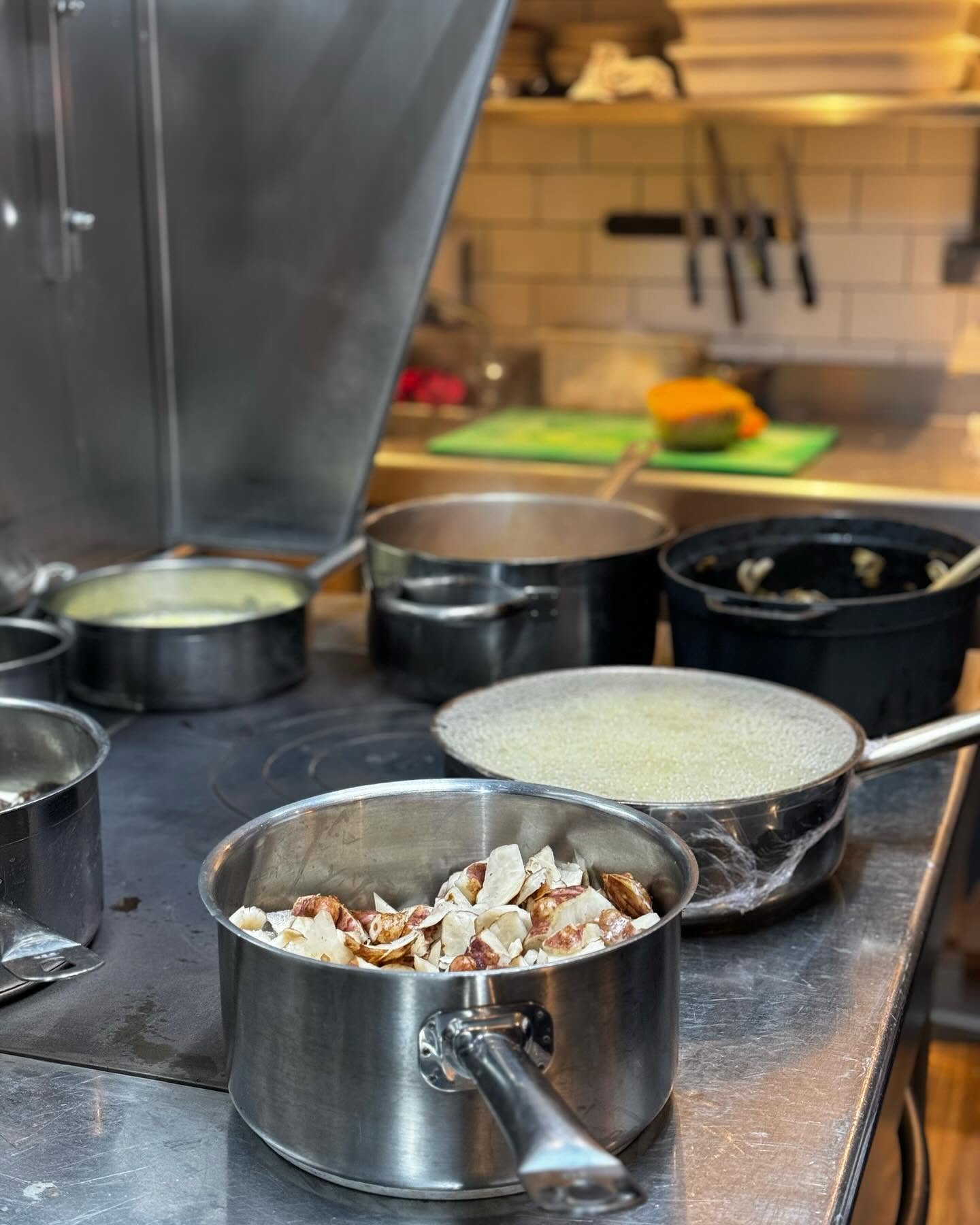 Préparation des produits en cuisine au restaurant Elmer à Paris