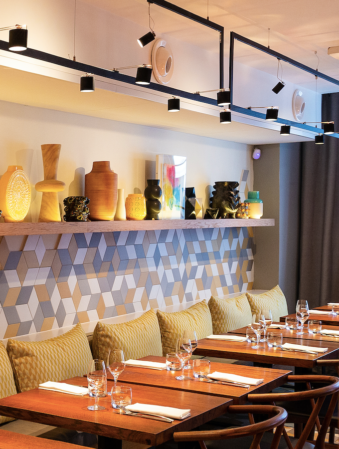 Salle du restaurant Elmer à Paris, avec tables en bois et décoration contemporaine