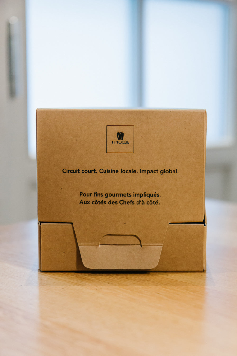 Coffret repas TipToque utilisé pour les plats à emporter du restaurant Elmer à Paris