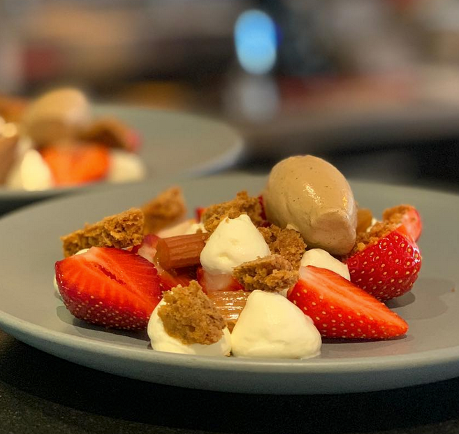 Dessert aux fraises, crème et glace servi au restaurant Elmer à Paris