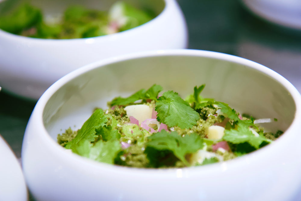 Assiette végétale aux herbes fraîches servie au restaurant Elmer à Paris