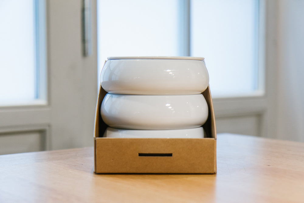 Vaisselle en céramique du restaurant Elmer à Paris, présentée dans son coffret
