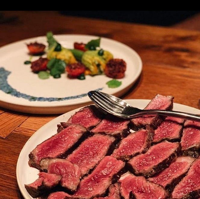 Pièce de viande grillée et tranchée servie au restaurant Elmer à Paris